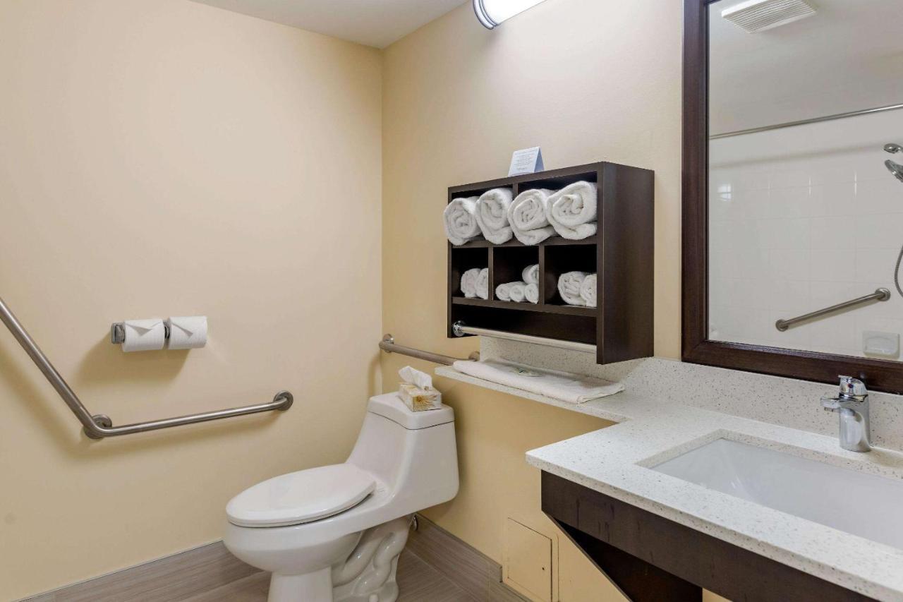Quality Inn & Suites Батерст Екстер'єр фото